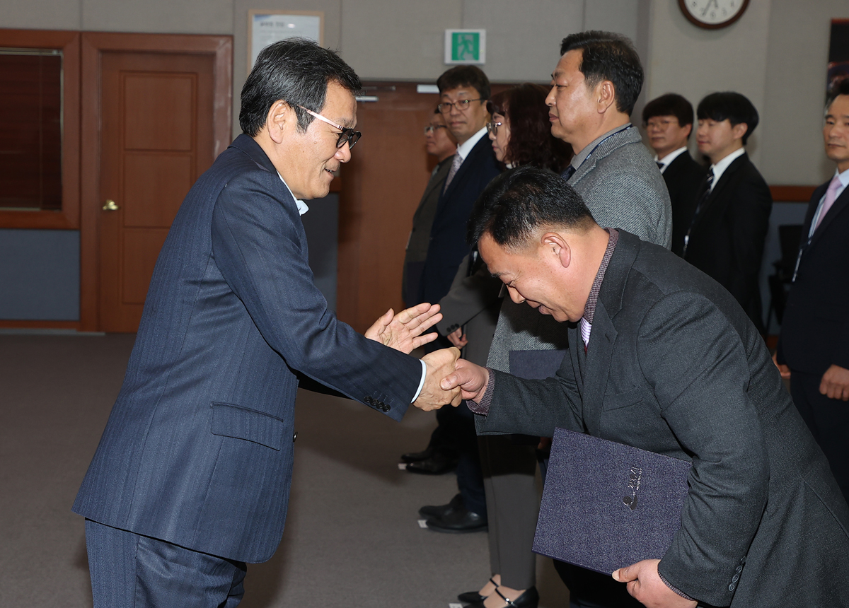 5급 이하 인사발령에 따른 임용장 수여식 이미지