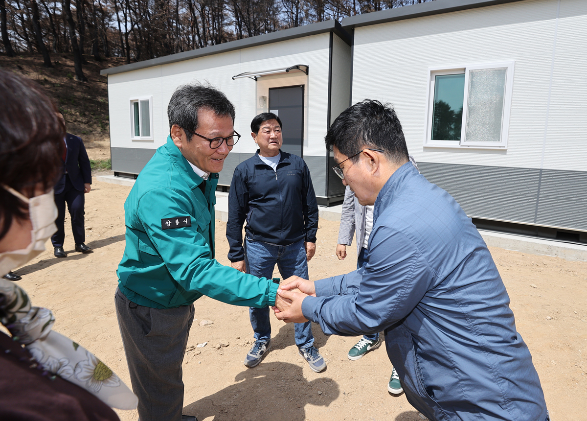 4.11 강릉산불 이재민지원을 위한 호반건설 임시주거시설(조립주택)지원 전달식 이미지
