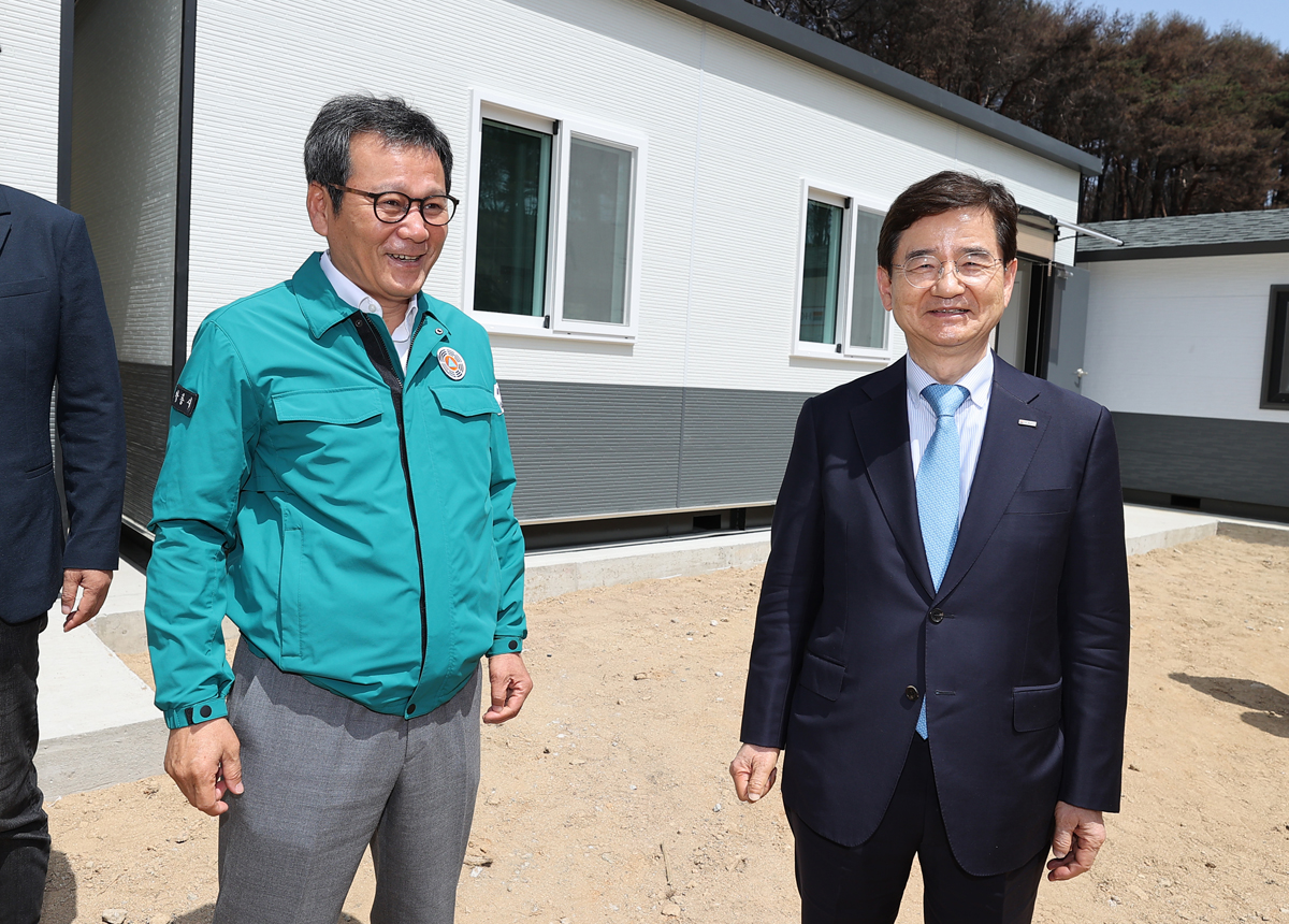 4.11 강릉산불 이재민지원을 위한 호반건설 임시주거시설(조립주택)지원 전달식 이미지