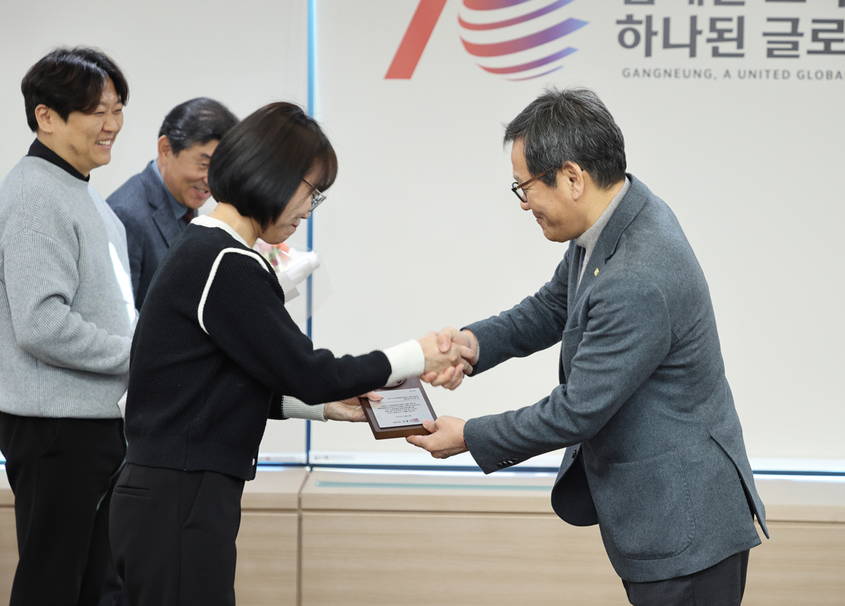 민주평통 시협의회 감사패 수여 이미지