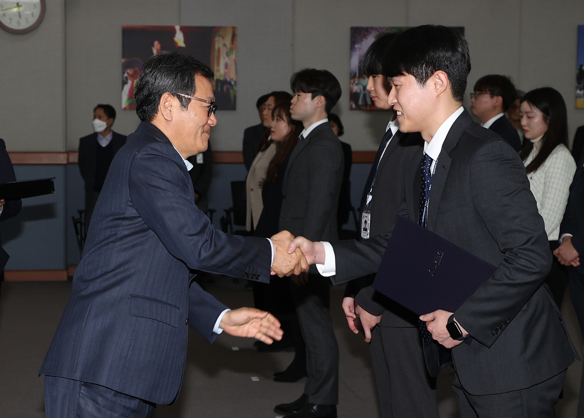 5급 이하 인사발령에 따른 임용장 수여식 이미지