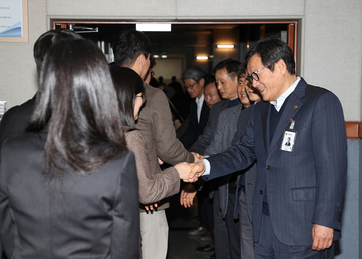 5급 이하 인사발령에 따른 임용장 수여식 이미지