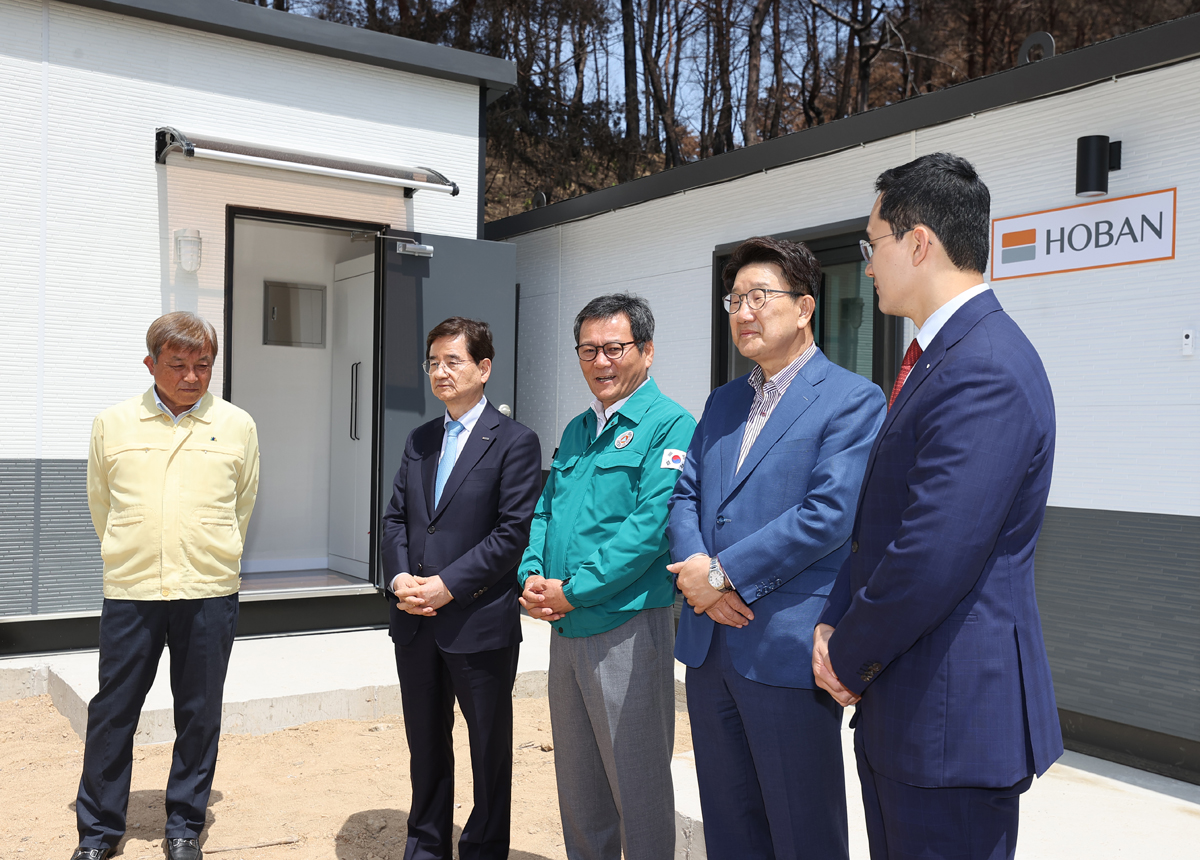 4.11 강릉산불 이재민지원을 위한 호반건설 임시주거시설(조립주택)지원 전달식 이미지