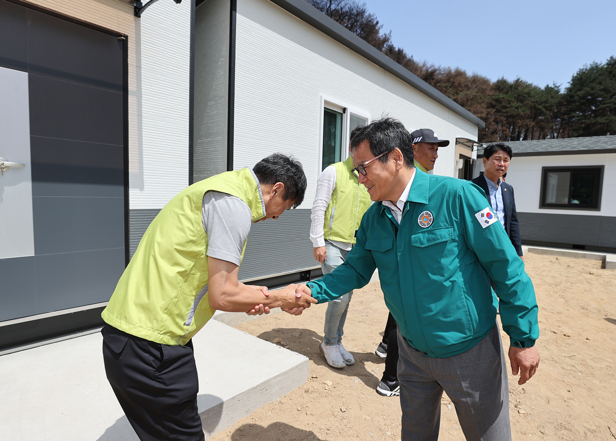 4.11 강릉산불 이재민지원을 위한 호반건설 임시주거시설(조립주택)지원 전달식 이미지