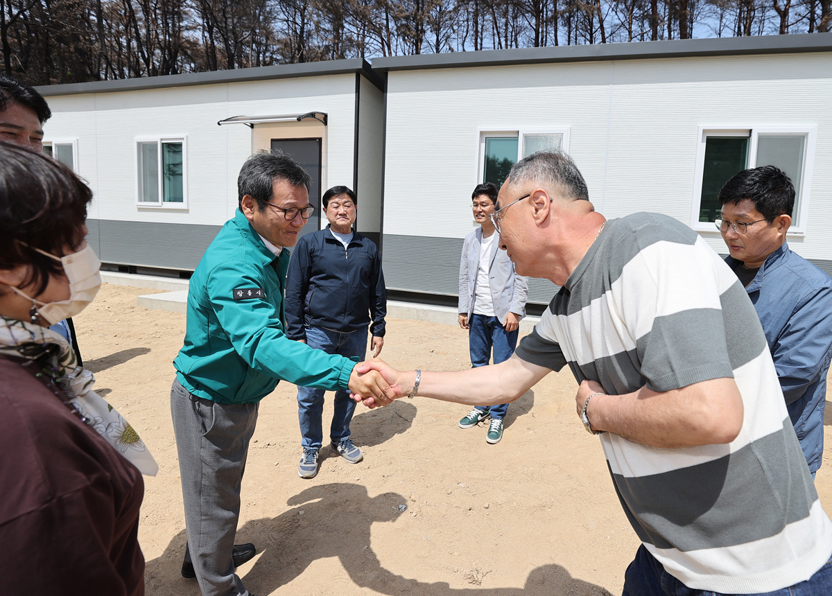 4.11 강릉산불 이재민지원을 위한 호반건설 임시주거시설(조립주택)지원 전달식 이미지