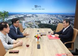 강릉시민의 노래 친필악보 기탁자 접견 썸네일 2