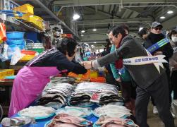 2023년 설맞이 물가안정 캠페인 및 전통시장 합동 장보기 행사 썸네일 4
