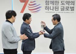 민주평통 시협의회 감사패 수여 썸네일 2