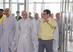 강릉 산불 피해복구 성금기탁(조계종) 썸네일 3