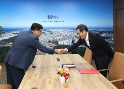 강릉시민의 노래 친필악보 기탁자 접견 썸네일 1