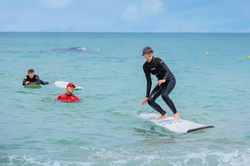 Trải nghiệm lướt sóng hòa mình với biển cả