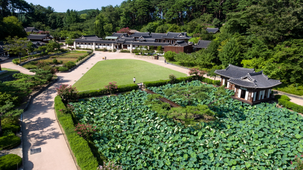 Seongyojang House with Serene and Rustic Atmosphere 01