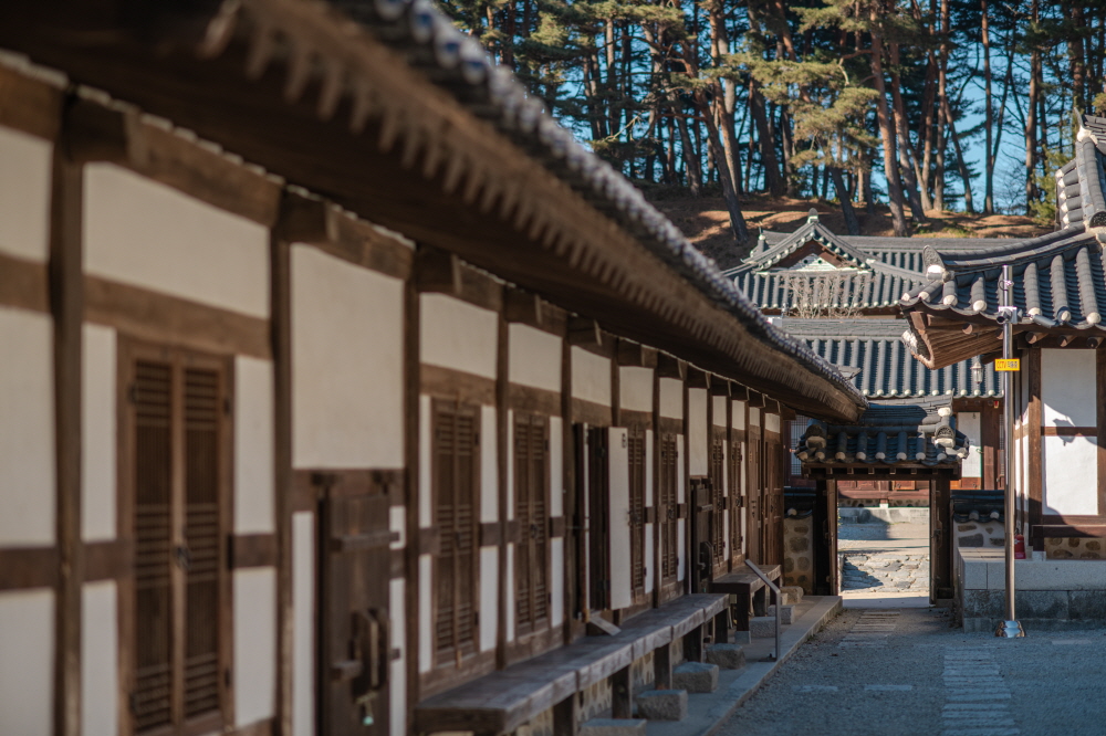 Seongyojang House with Serene and Rustic Atmosphere 02