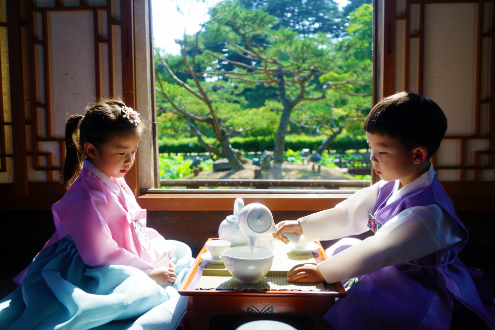 Seongyojang House with Serene and Rustic Atmosphere 05