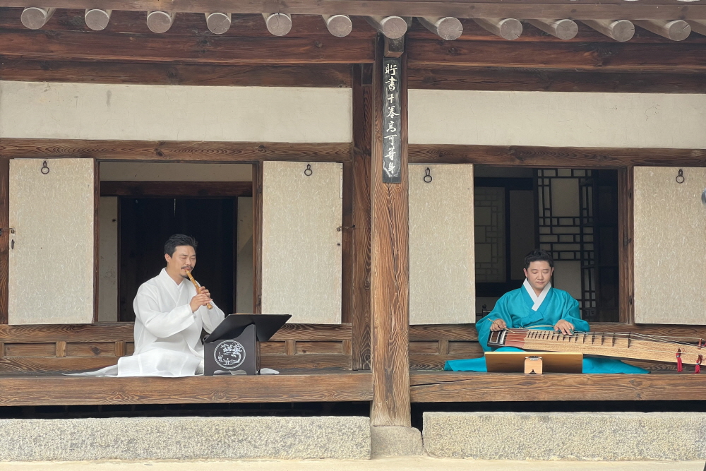 Seongyojang House with Serene and Rustic Atmosphere 06