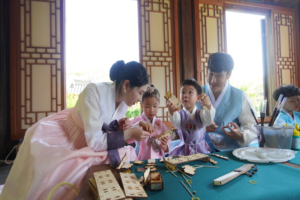 Seongyojang House with Serene and Rustic Atmosphere 07