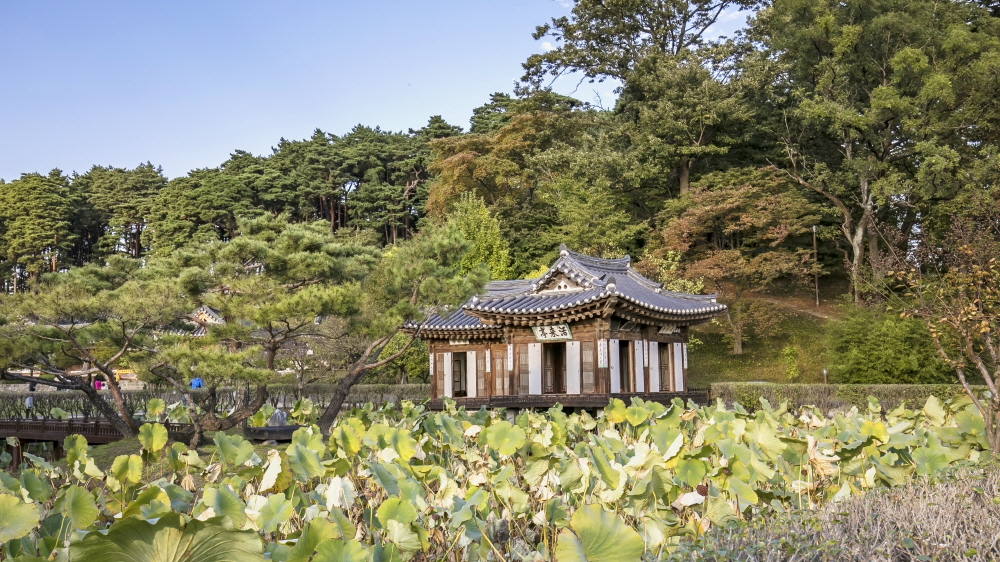 Seongyojang House with Serene and Rustic Atmosphere 09