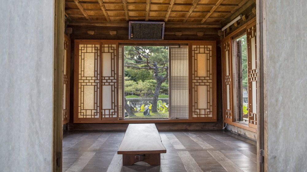 Seongyojang House with Serene and Rustic Atmosphere 10