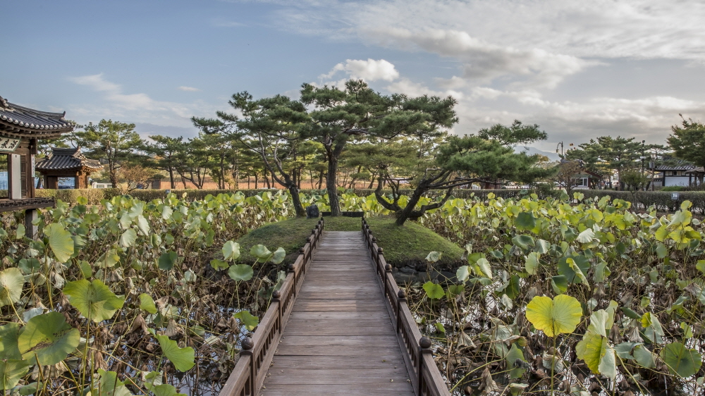 Seongyojang House with Serene and Rustic Atmosphere 11