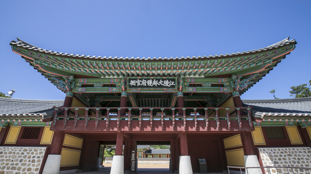 Seongyojang House with Serene and Rustic Atmosphere 01