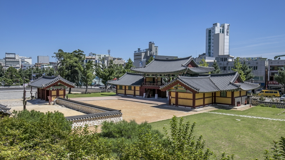 Seongyojang House with Serene and Rustic Atmosphere 02