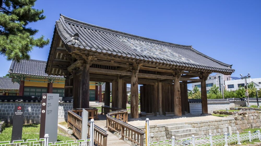 Seongyojang House with Serene and Rustic Atmosphere 03