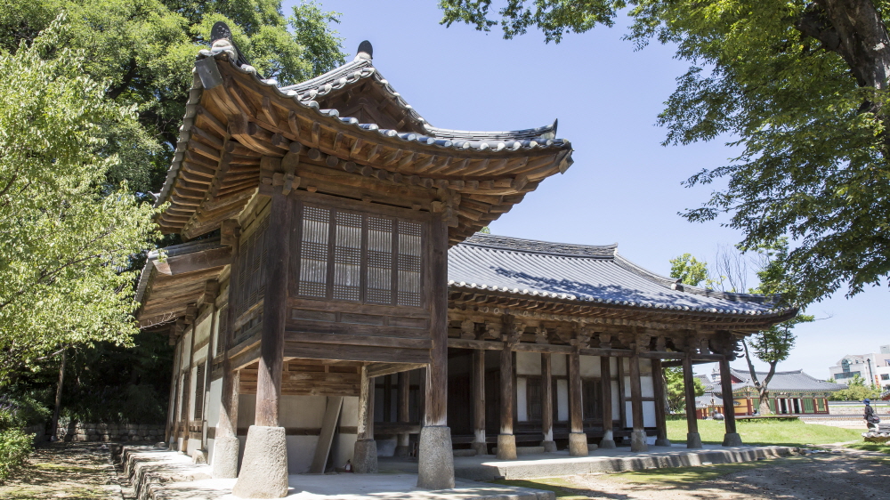 Seongyojang House with Serene and Rustic Atmosphere 04