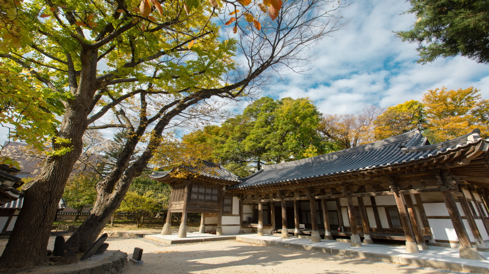 Seongyojang House with Serene and Rustic Atmosphere 05