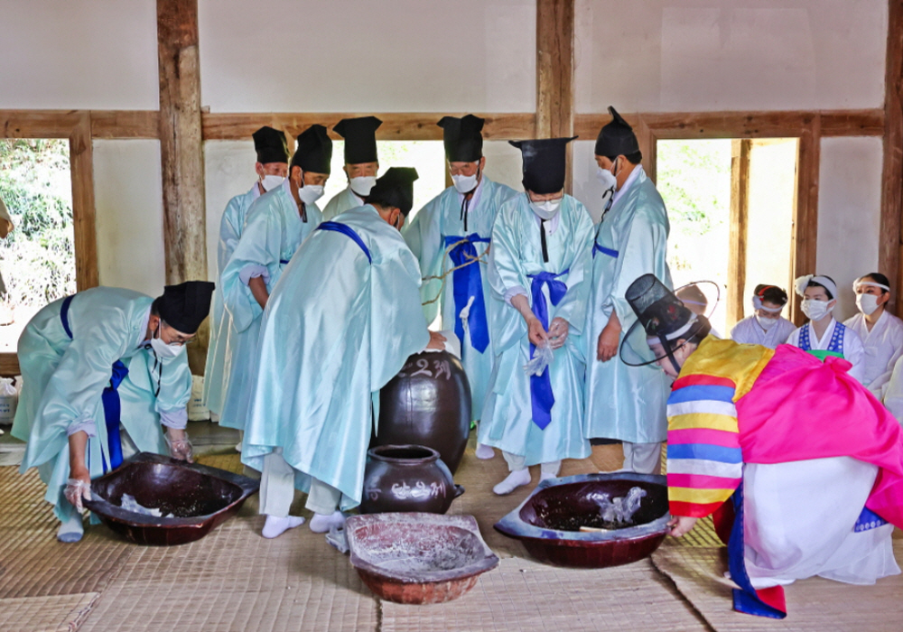 Gyeongpodae Pavilion Holding the Secret of the Five Moons 06