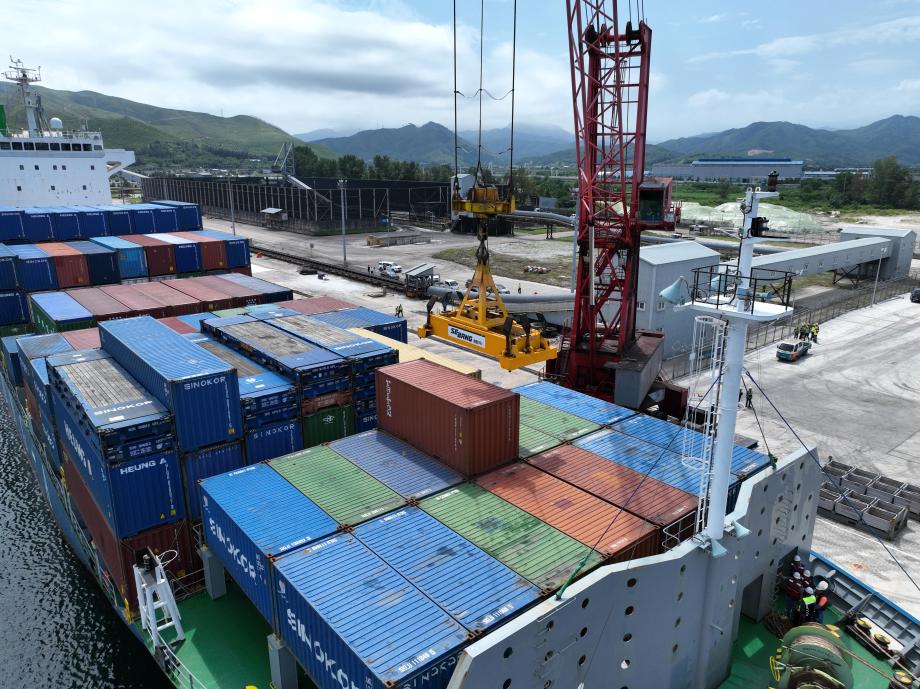 Chuyến tàu container định kỳ quốc tế đầu tiên cập cảng Okgye, thành phố Gangneung