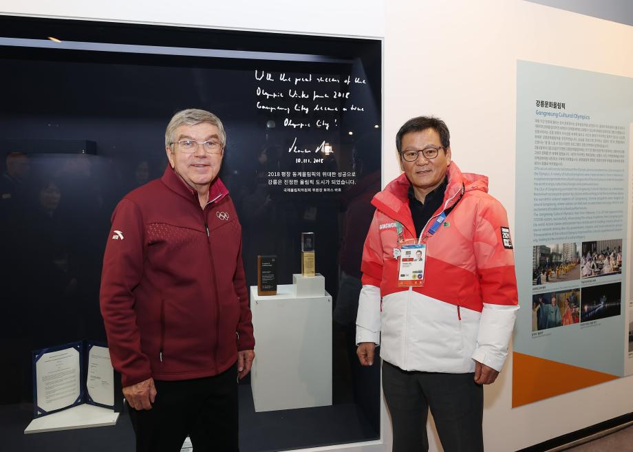 Chủ tịch ủy ban Olympic Quốc tế (IOC), ông Thomas Bach, công dân danh dự thành phố Gangneung, thăm Bảo tàng Olympic Gangneung